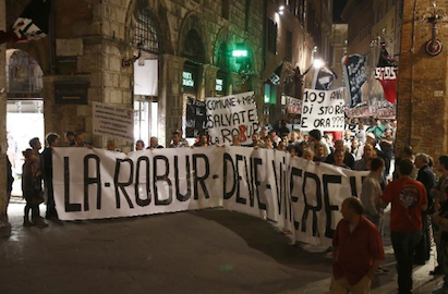 la protesta dei tifosi del Siena contro societÃ  e Mps